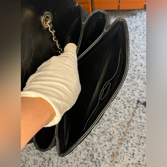 CHANEL Medium Trendy CC in Black Lambskin - Picture 12 of 12